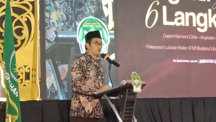 Kepala Desa Pesanggrahan sekaligus wali murid ketika memberikan apresiasinya.