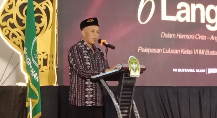 Kepala sekolah MI Bustanul Ulum ketika memberikan sambutanya dan pelepasan siswa siswinya.