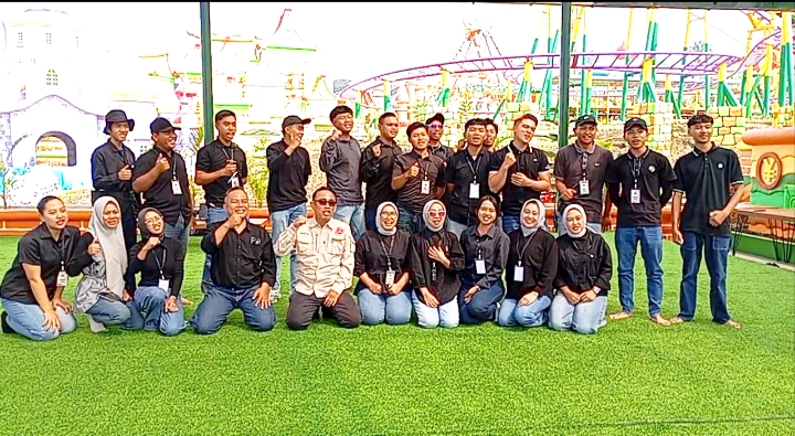 Karyawan karyawati Mikutopia dan Petugas ketika selesai acara. 