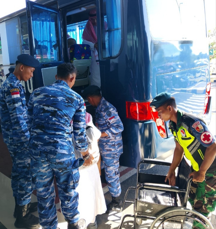 Lanud RSA Natuna ketika membantu para jemaah ke Bus. 