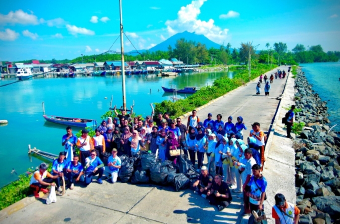 Kolaborasi Lanud RSA Natuna bersama warga sesusai kegiatan bersih bersih. 