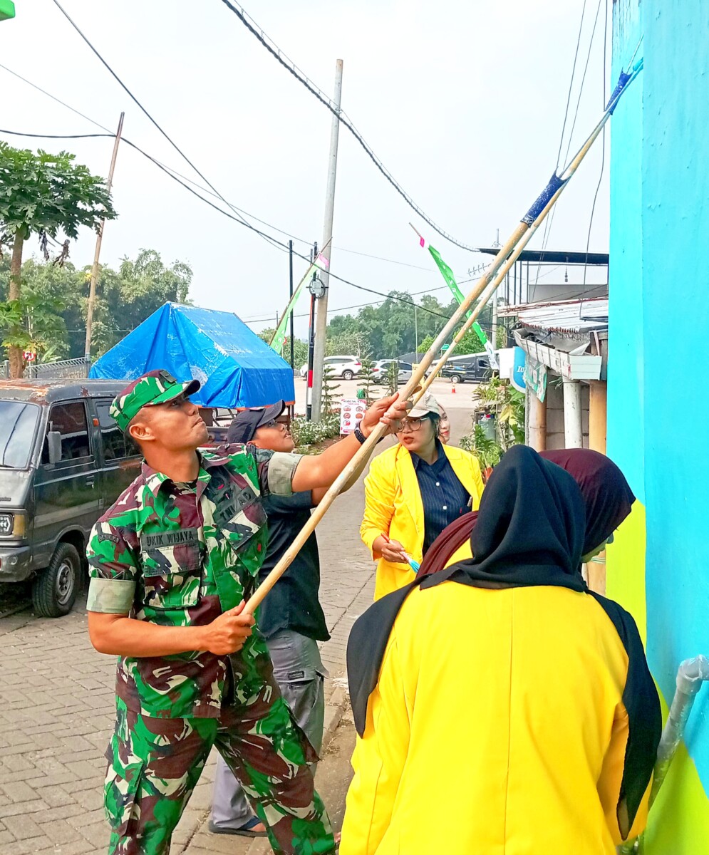 TNI dan Mahasiswa secara antusias membantu pengecatan dinding rumah warga masyarakat. 