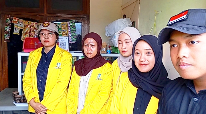 Koordinator kelompok Mahasiswa berbaju hitam ketika bersama sama anggotanya seusai pengecatan. 