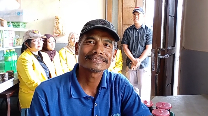 Warno ketika memberikan keteranganya seusai pengecatan bersama-sama. 