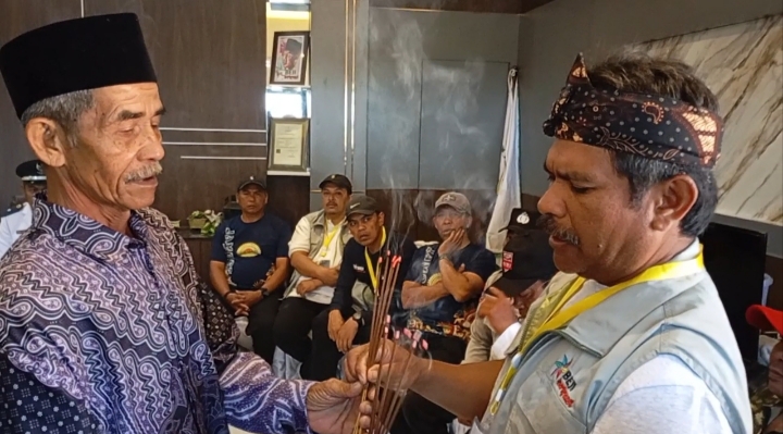 Para tokoh masyarakat ketika prosesi selamatan menempati kantor kepala desa yang baru