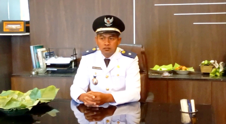 Kepala Desa Beji ketika berada di kantornya yang baru.