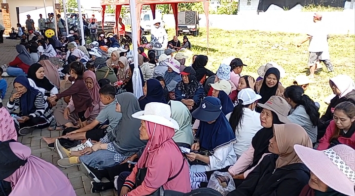 Tampak masyarakat antusias mengikuti rangkaian kegiatan serta turut menyaksikan Boyongan menempati kantor kepala desa yang baru. 