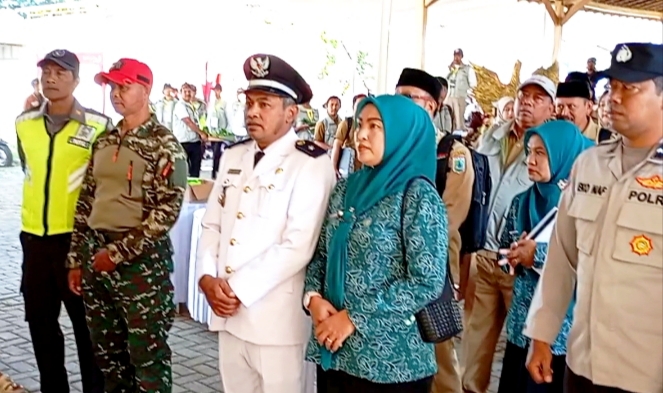 Kepala Desa didampingi oleh TP PKK Desa Beji ketika prosesi memasuki kantor baru. 