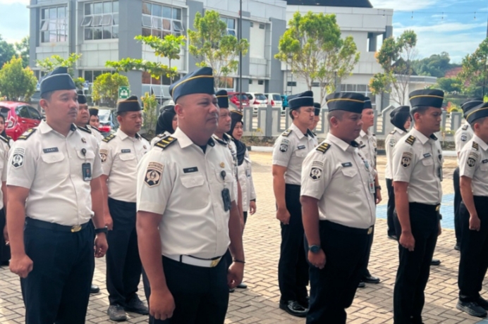 Tampak antusias dan khidmat mengikuti Apel pagi. 