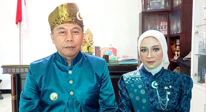 Kepala Desa Ngroto bersama Ketua TP-PKK Desa Ngroto ketika di kantornya.