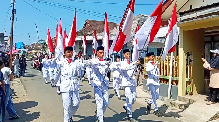 Diawali oleh pasukan pengibar bendera merah putih.