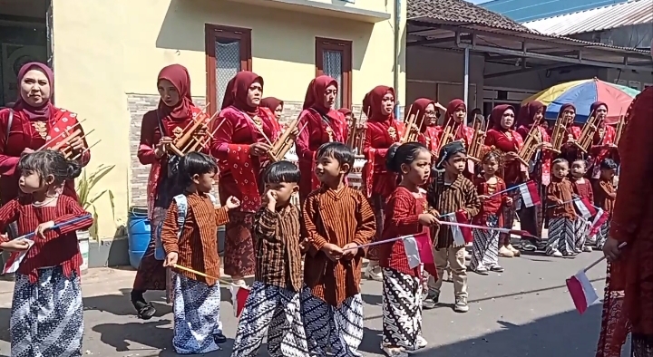 Penampilan selanjutnya dengan memainkan musik angklung dengan memakai baju adat budaya Jawa.