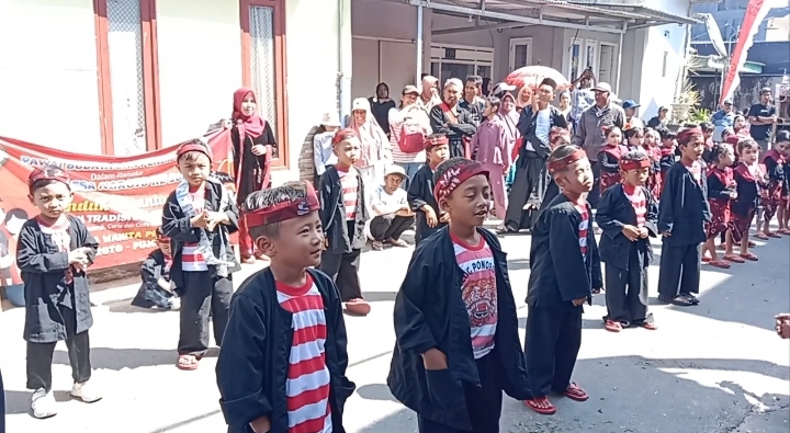 Penampilan kesenian pencak silat serta sanduk.