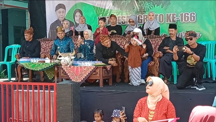 Tampak Kepala Desa Ngroto beserta seluruh jajaran perangkat pemerintah Desa, serta ketua TP PKK Desa Ngroto ketika di Podium.