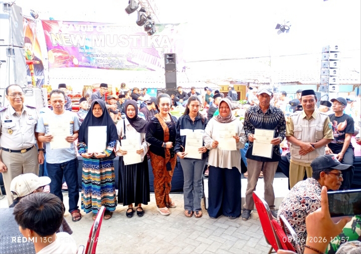 Tampak penerima sertifikat bersama kepala BPN dan Kepala Desa. 
