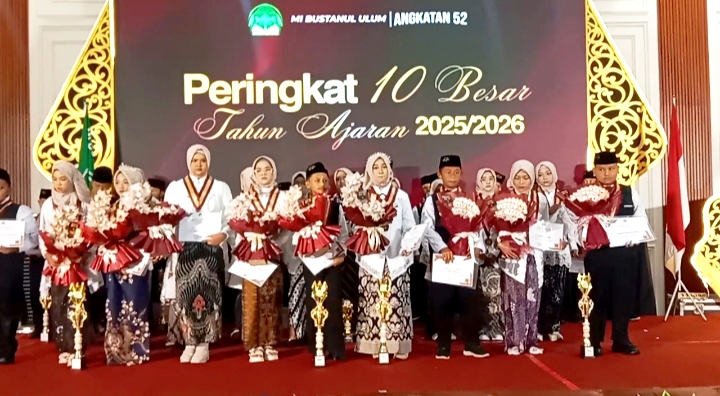 Para siswa siswi peringkat 10 besar.