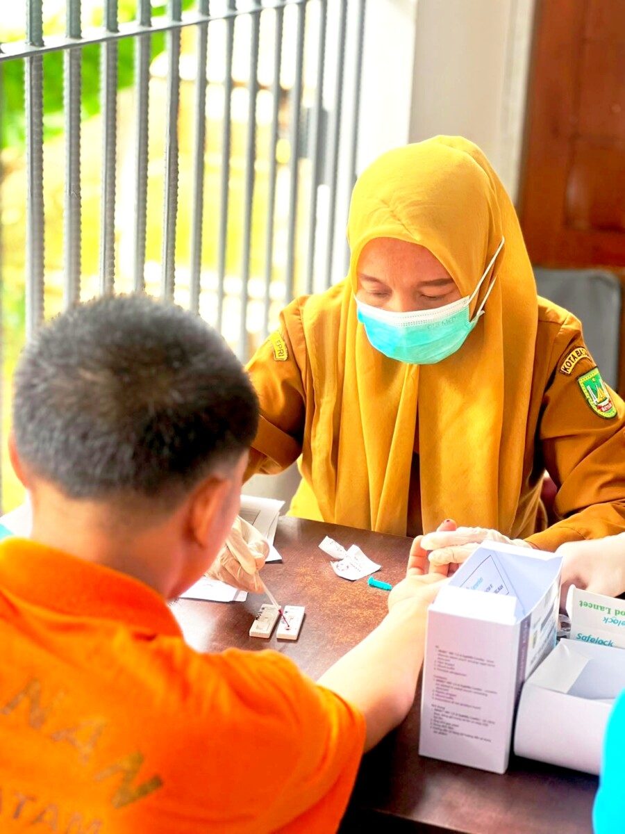Tampak petugas ketika memeriksa warga binaan.