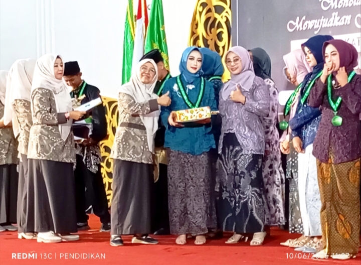 Tampak para dewan guru ketika memberikan apresiasinya kepada para  siswa siswi 