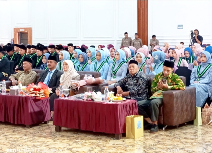 Tampak tamu undangan dan ratusan para siswa siswi. 