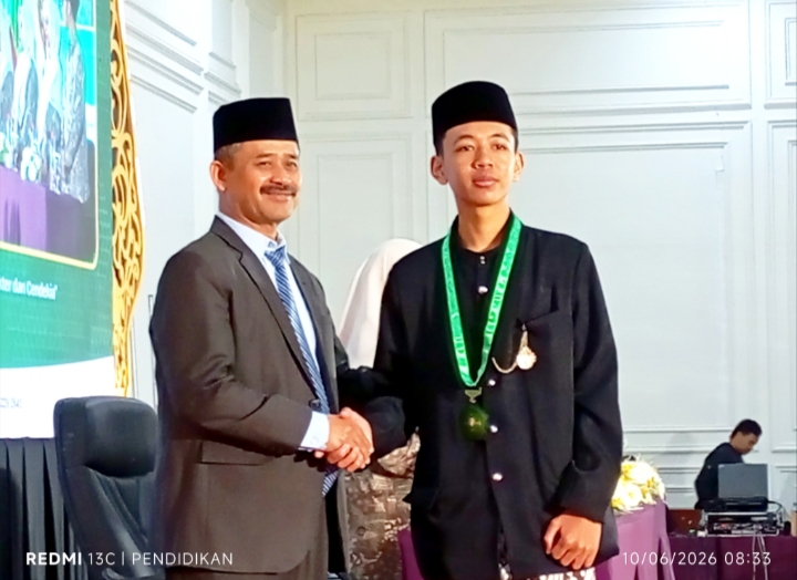 Tampak kepala sekolah MTs Hasyim Asy'ari ketika bersama salah satu siswanya