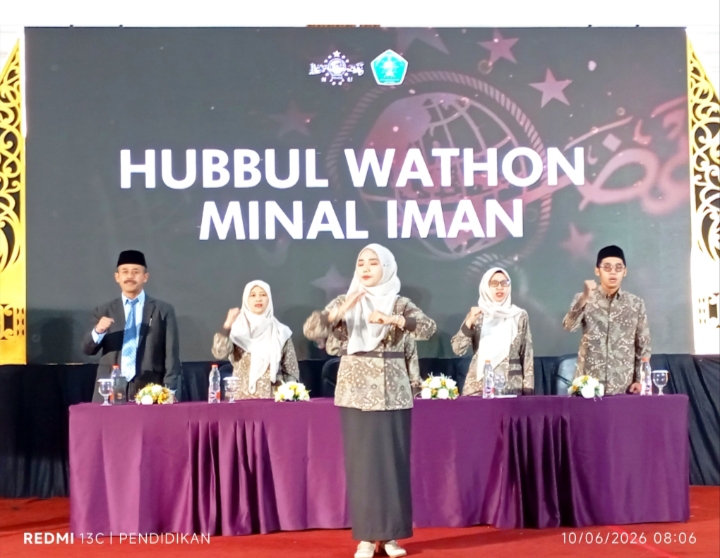 Tampak kepala Sekolah beserta jajaran para dewan guru ketika membawakan lagu Hubbul Waton yang di ikuti oleh seluruh hadirin. 