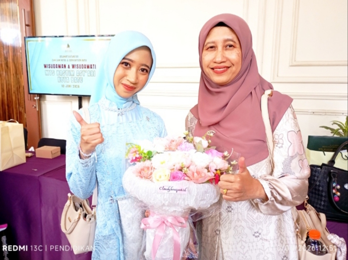 Jihan Nahdliyatus Shobihah peringkat 1 asesmen madrasah ,ketika bersama Ibundanya. 