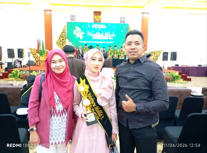 Kedua orang tua dari Mahakinarya Bifadlillah Alaika ketika seusai acara Kelulusan.