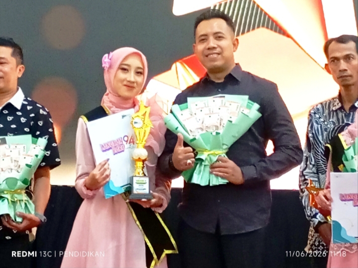 Mahakinarya Bifadlillah Alaika didampingi Ayahnya ketika menerima penghargaan