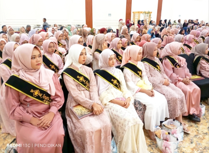 Tampak siswi Lulusan MI Miftahul Ulum bersama wali muridnya.