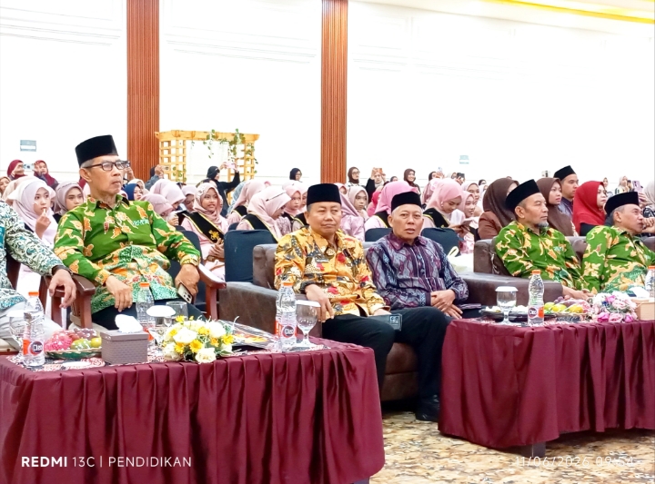 Tampak Kepala Sekolah MI Miftahul Ulum bersama Kemenag Batu.