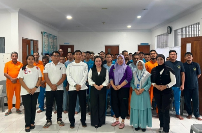 Tampak Petugas dari Rutan Batam serta Dinkes bersama sama warga binaan.