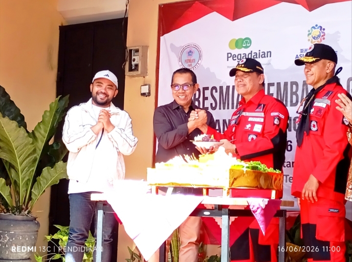 Tampak Wali Kota menerima Potongan Tumpeng dari Pembina VRI. 