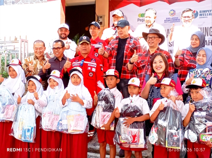 Tampak Wali Kota Batu dan Wakil Wali Kota Batu serta VRI bersama penerima manfaat. 