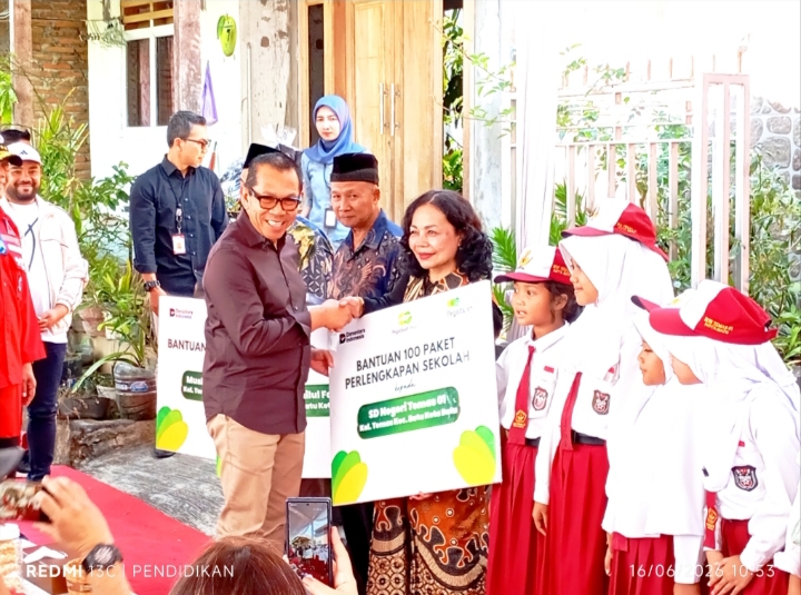 Wali Kota Batu dan Wakil Wali Kota Batu ketika memberikan bantuan kepada penerima manfaat secara simbolis