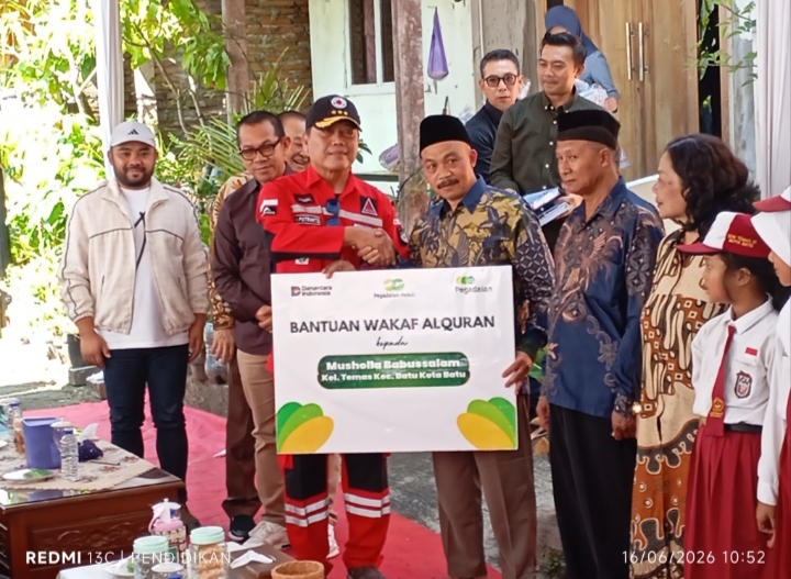 Pembina VRI ketika memberikan Bantuan kepada penerima manfaat secara simbolis. 