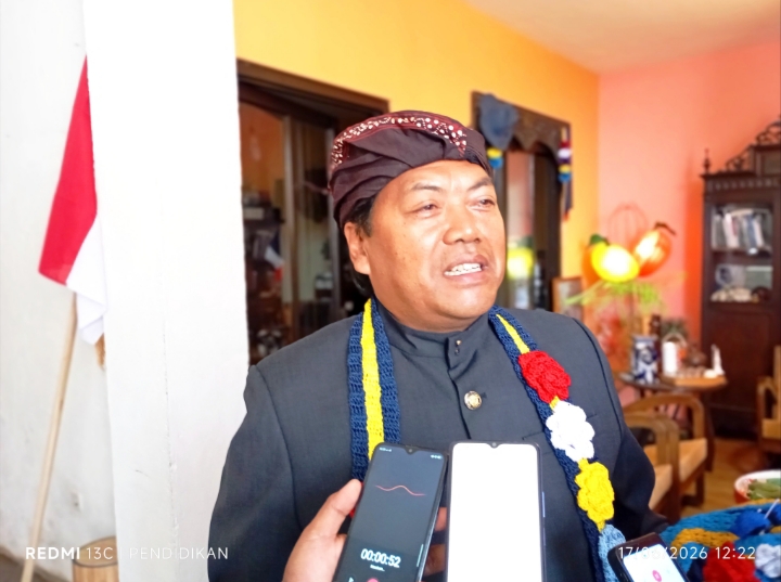 Sujono Djonet sebagai Tokoh Masyarakat ketika berada di kediamanya.