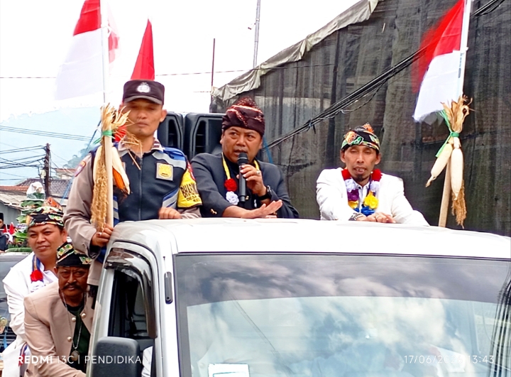 Tampak Tokoh Masyarakat bersama Bhabinkamtibmas dan Seniman di barisan terdepan menuju Malam Mbah Demang Lasem. 