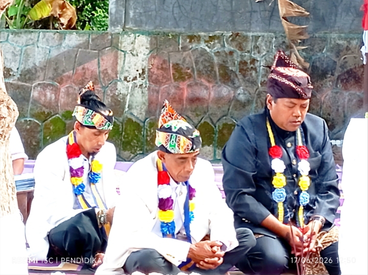 Tokoh Masyarakat dan Lembaga Adat ketika memberikan doa doa kepada leluhur . 