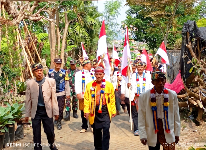 Sesepuh Masyarakat tampak tiba di area Petilasan Syaid Jumadil Kubro. 