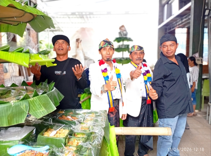 Tampak Seniman juga masyarakat ketika akan berangkat membawa tumpeng. 