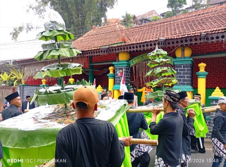 Tumpeng ketika berangkat dari Area Makam Mbah Demang Lasem. 