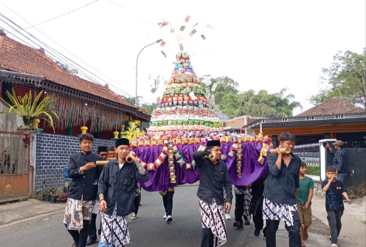 Semangat warga masyarakat ber gotongroyong membawa Tumpeng. 