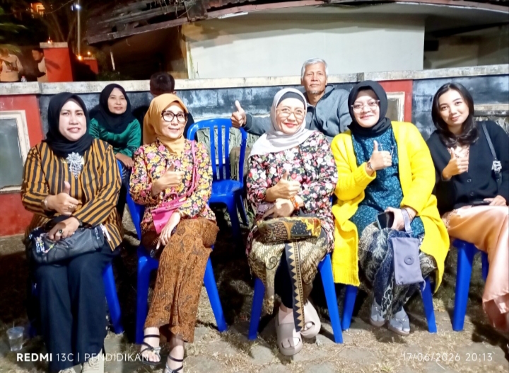 Tampak beberapa IBu - IBu tokoh masyarakat ketika di lokasi Jenang Suro. 
