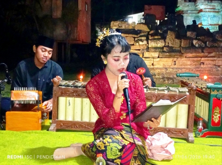 Salah satu usia dini sedang mocopat ketika di lokasi Candi Songgoriti