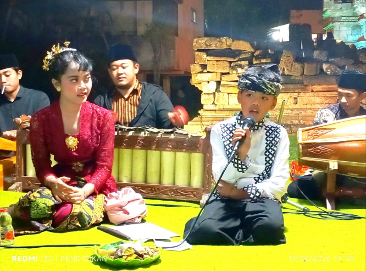 Salah satu Mocopat Usia Dini di rangkaian Jenang Suro di Candi Songgoriti. 
