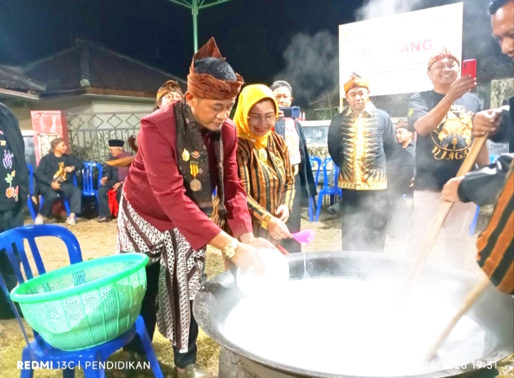 Tampak Ketua Umum PPBN juga turut serta menuangkan bahan Jenang Suro. 