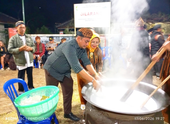 Kasintel Kejari Kota Batu ketika ikut serta menuangkan bahan bahan Jenang 