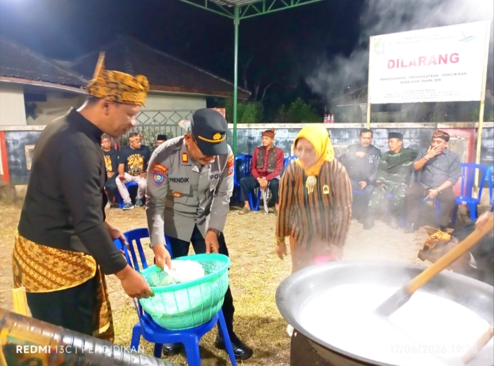Tampak Perwakilan dari Polres Batu ketika ikut menuangkan bahan Jenang Suro. 