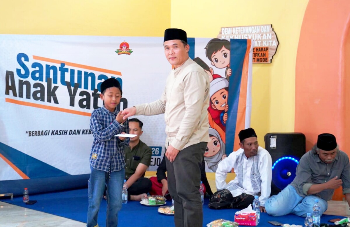 Camat Bumiaji yang diwakili oleh Sekretaris Camat ketika memberikan santunanya.