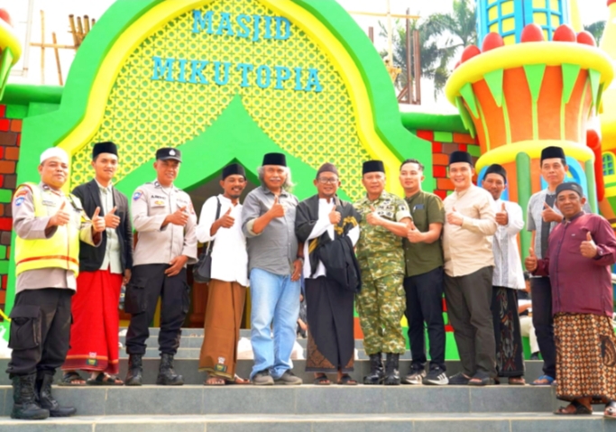 Tampak Forkopimcam bersama manajemen Mikutopia ketika di halaman depan Masjid Mikutopia.